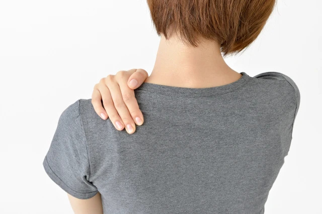 四十肩・五十肩は、放っておくと慢性化したり、段々と症状がひどくなったりすることも少なくありません。